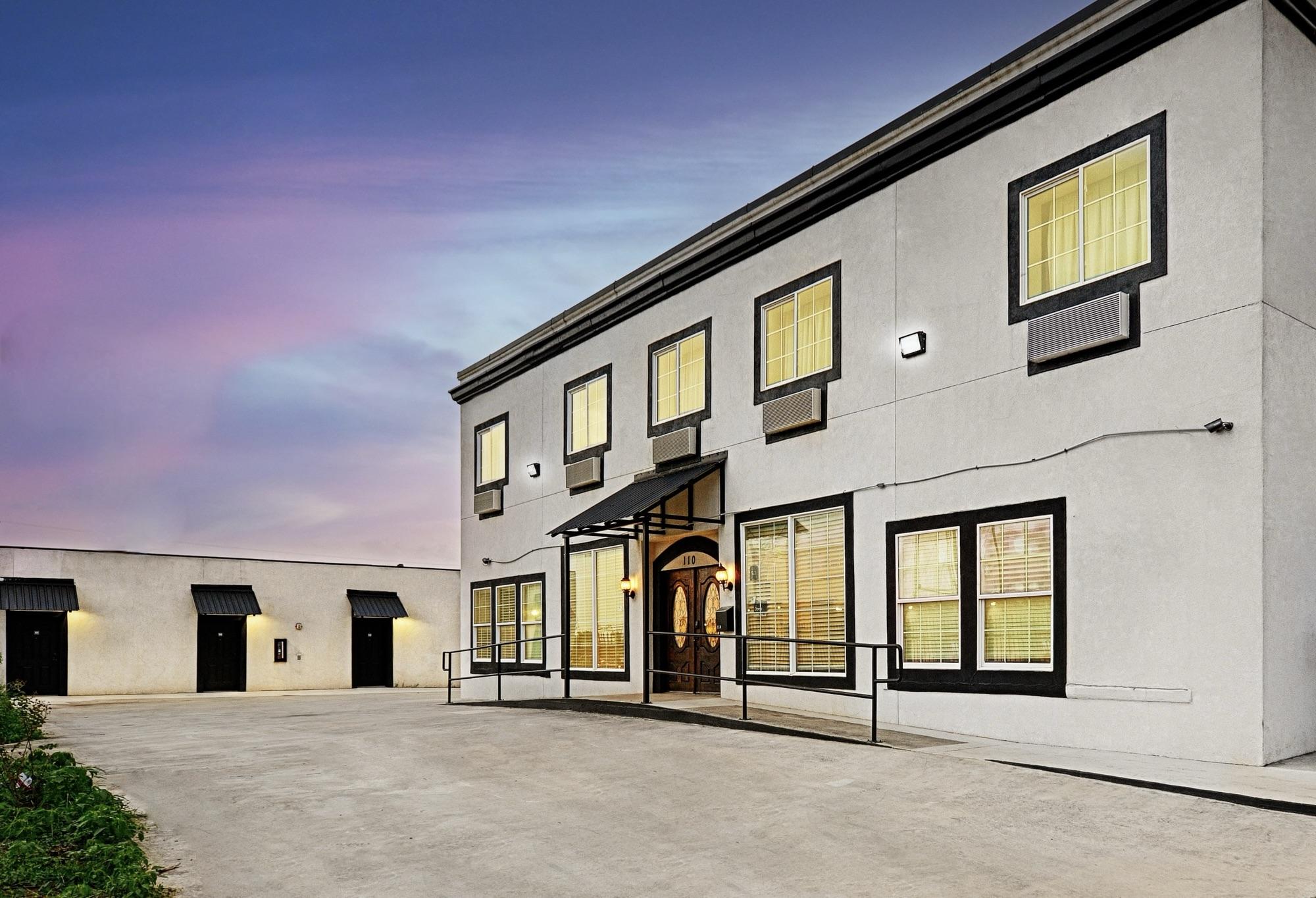Hotel Dilley property exterior